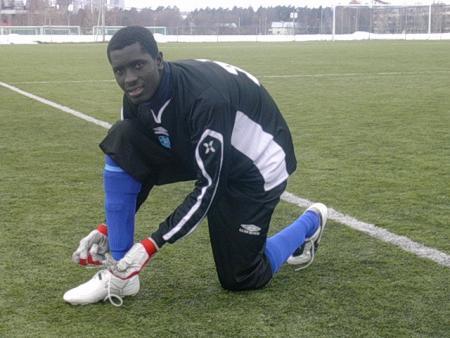 Momar THIAM &agrave; l'entrainement dans son cleub en FINLANDE la saison derni&egrave;re,tr&egrave;s motiv&eacute; et pret &agrave; ici le nom du centre de foot promofoot &agrave; travers le monde